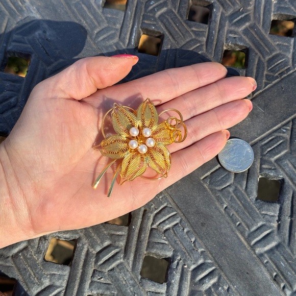 Oversized golden flower brooch with stylized, “pearl” stamen. - Picture 2 of 7